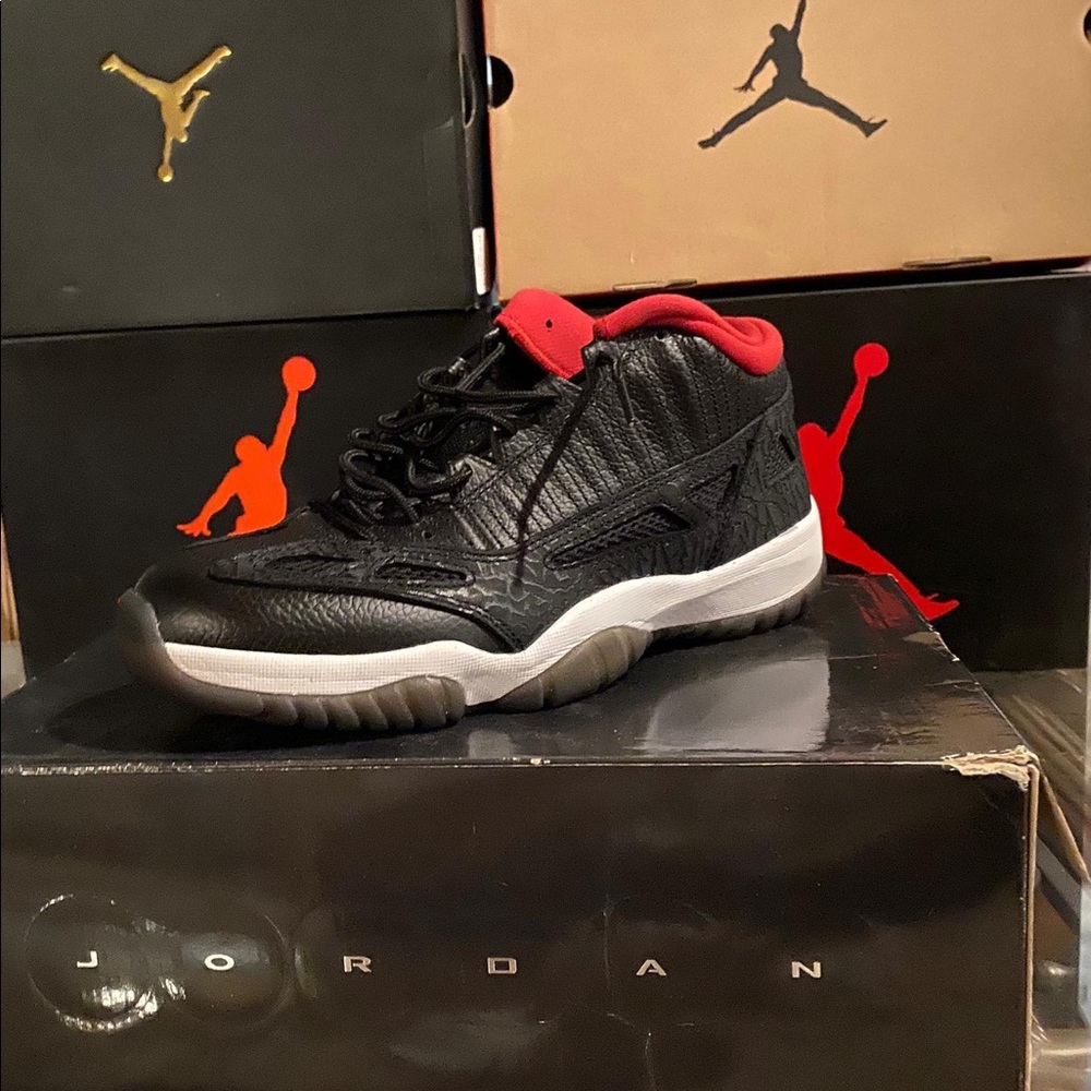 Jordan 11 low ie bred